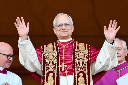 VATICAN-RELIGION-POPE-CONCLAVE / ALBERTO PIZZOLI / AFP / picturedesk.com, ALBERTO PIZZOLI Download von www.picturedesk.com am 09.05.2025 (09:28). Newly elected Pope Leo XIV, Robert Prevost arrives on the main central loggia balcony of the St Peter's Basilica for the first time, after the cardinals ended the conclave, in The Vatican, on M